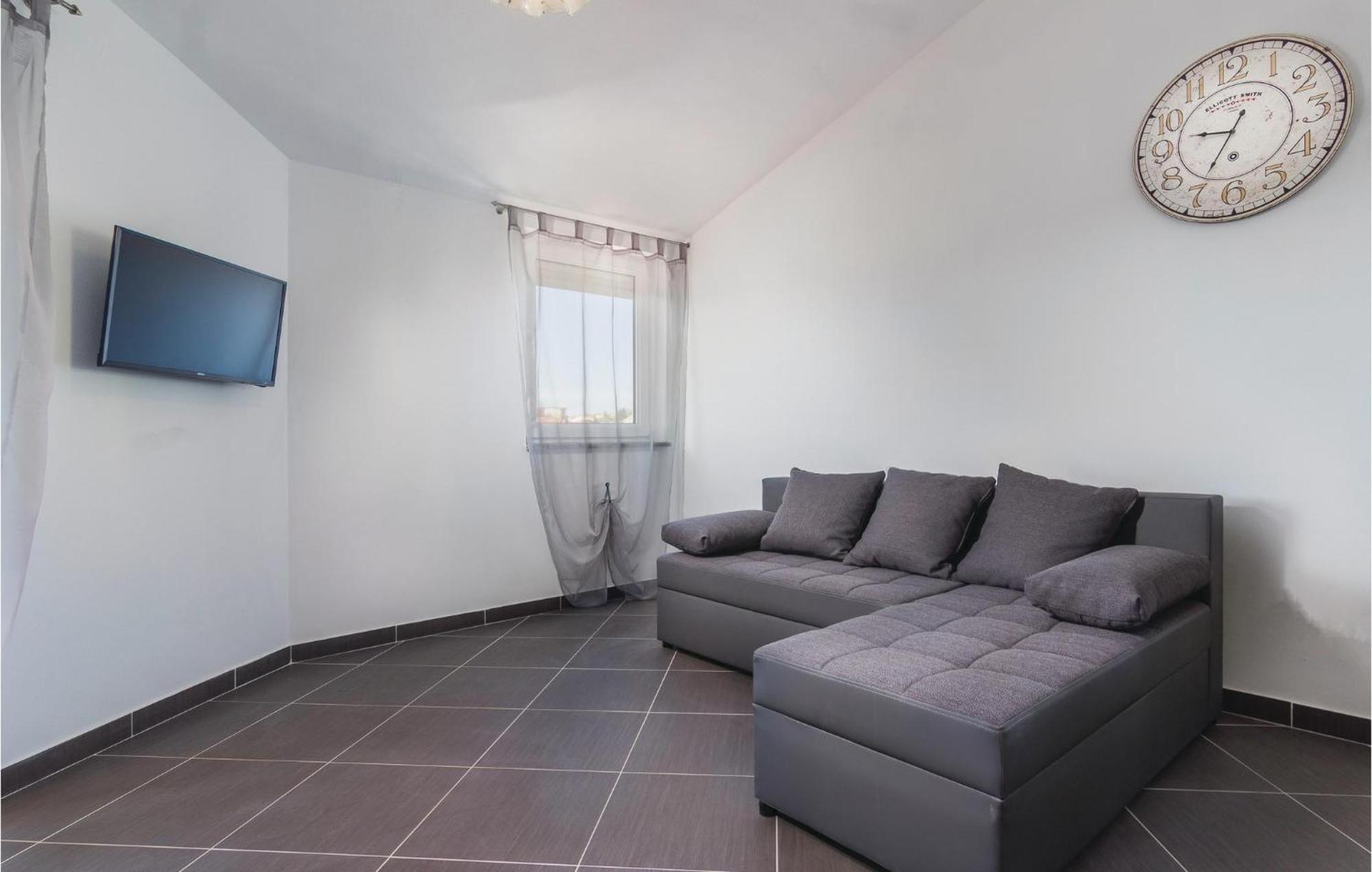 8 Bedroom Awesome Home In Пула Екстериор снимка