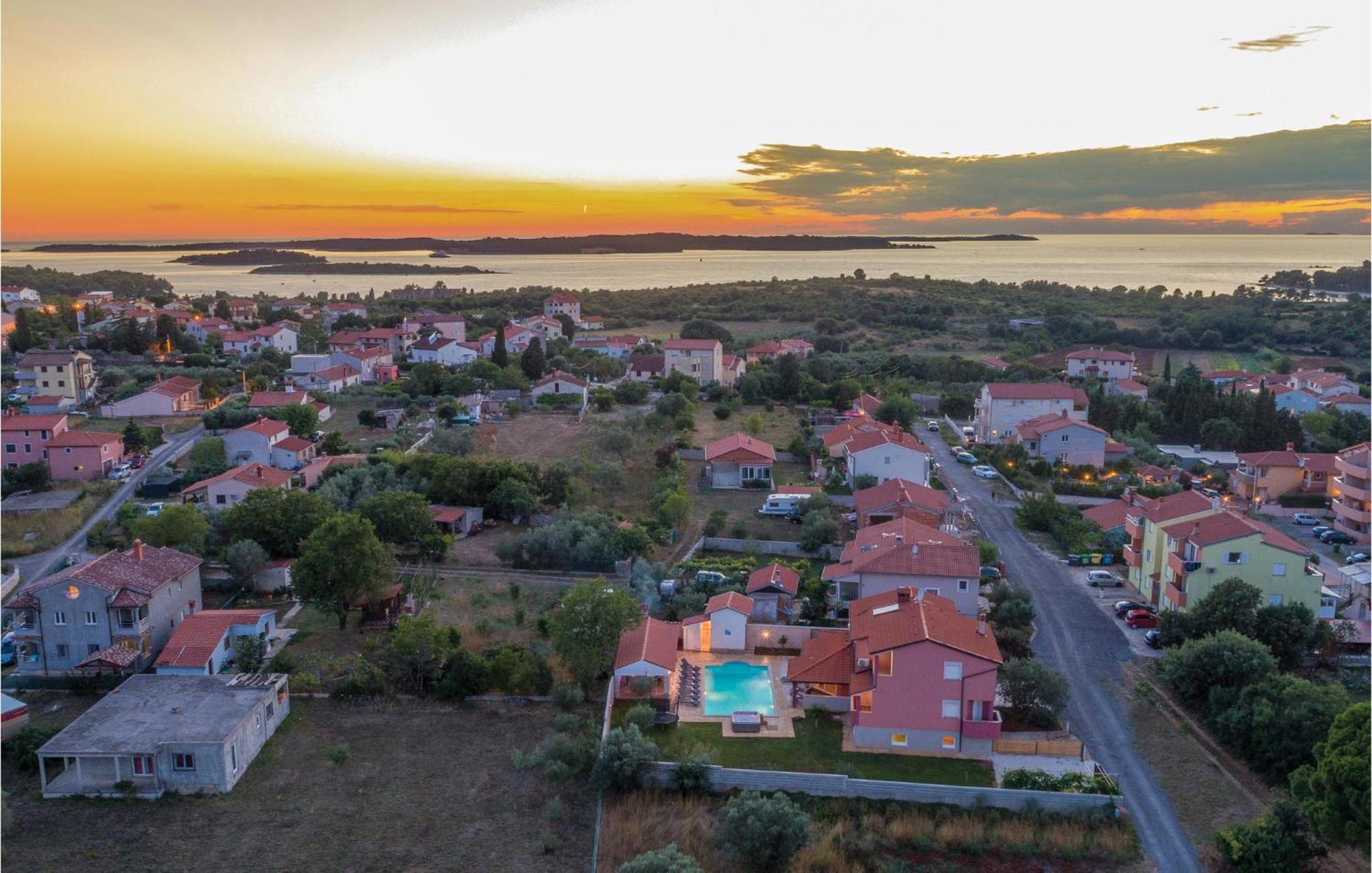 8 Bedroom Awesome Home In Пула Екстериор снимка