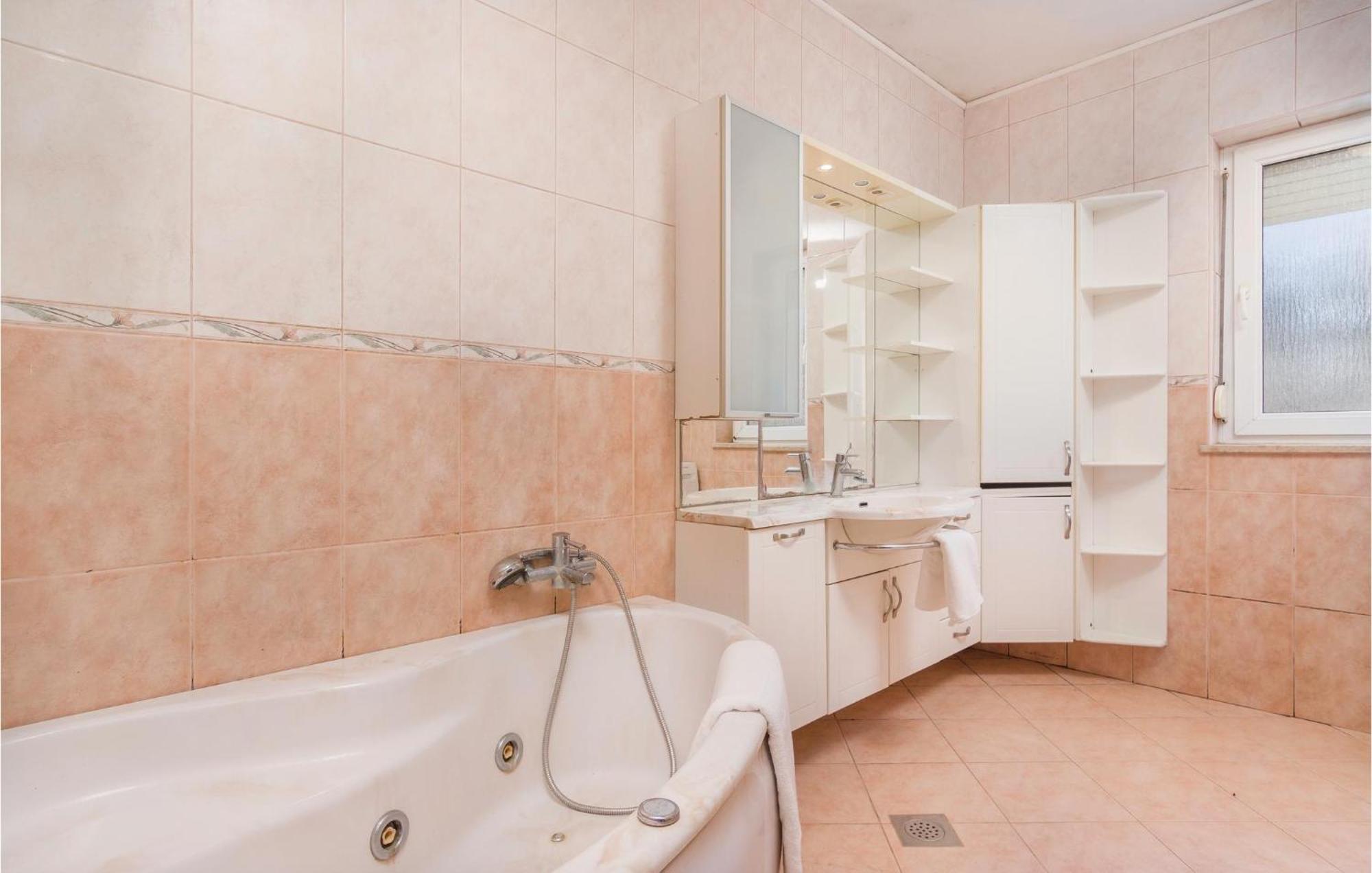 8 Bedroom Awesome Home In Пула Екстериор снимка